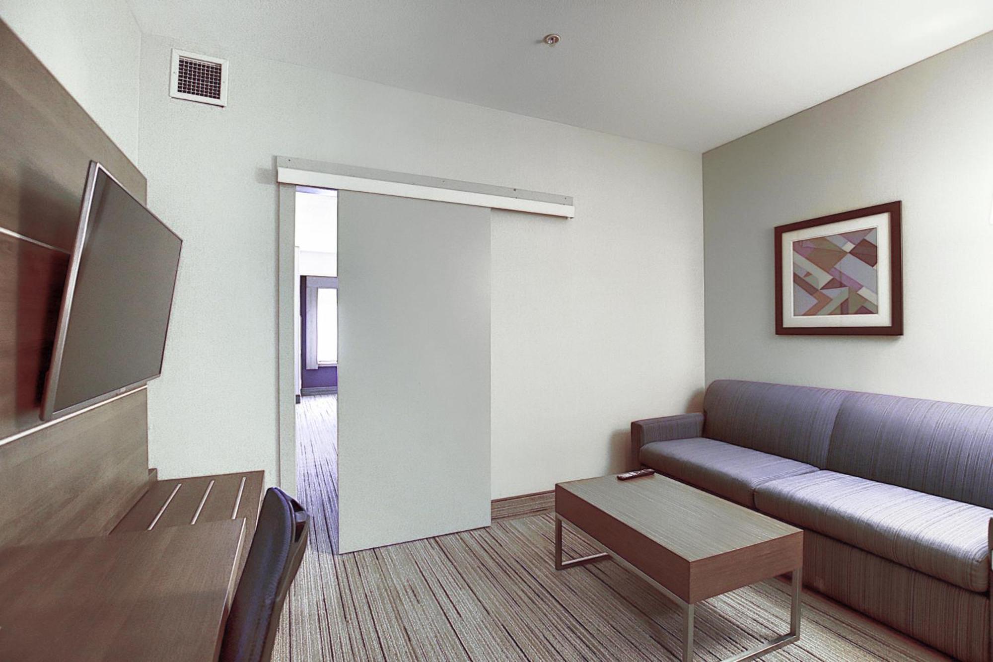 Holiday Inn Express Airport Calgary By Ihg Exterior foto